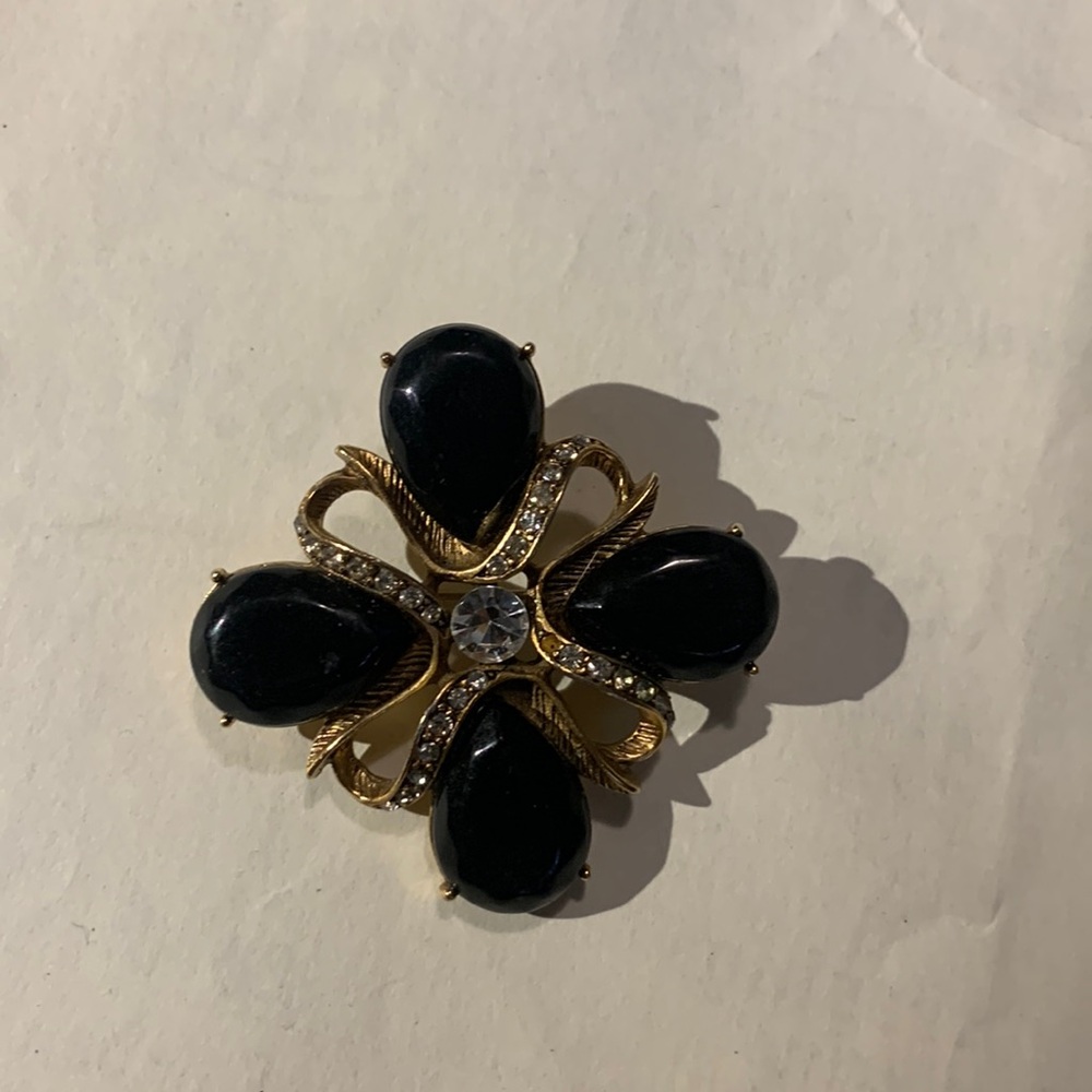 Mid century broach. Foe onyx with clear stones very 60s